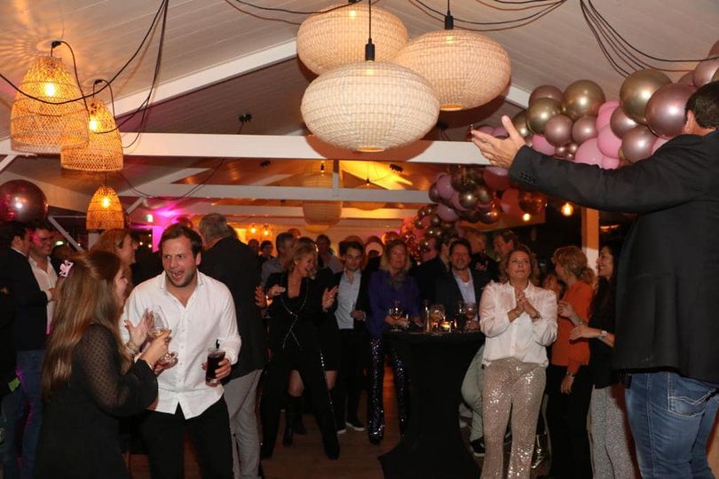 Lucienne 55 en haar gasten doneren massaal aan JiT4H